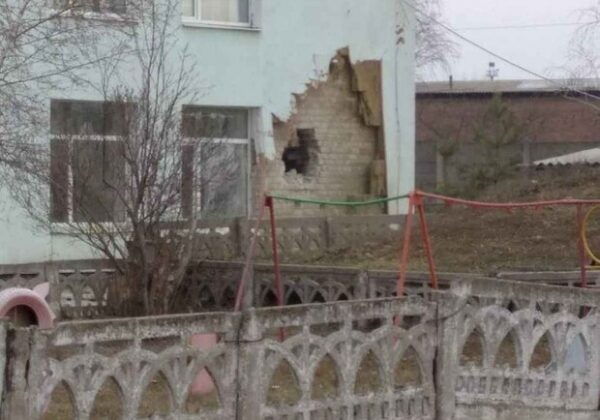 В Станице Луганской под артобстрел попал детский сад: есть пострадавшие В Станице Луганской под артобстрел попал детский сад: есть пострадавшие