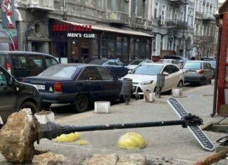 В Одессе самокатчик врезался в лежащий указатель и серьезно травмировался