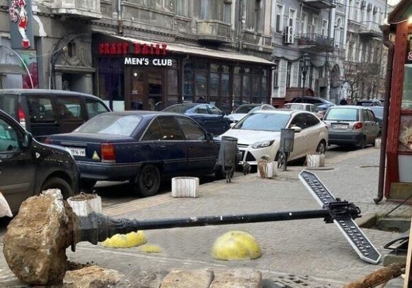 В Одессе самокатчик врезался в лежащий указатель и серьезно травмировался В Одессе самокатчик врезался в лежащий указатель и серьезно травмировался