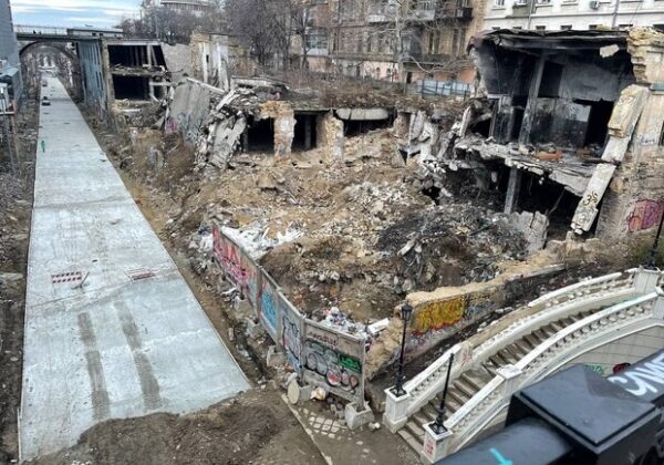 В Одессе на Деволановском спуске забетонировали дорогу, но асфальт пока класть не будут В Одессе на Деволановском спуске забетонировали дорогу, но асфальт пока класть не будут