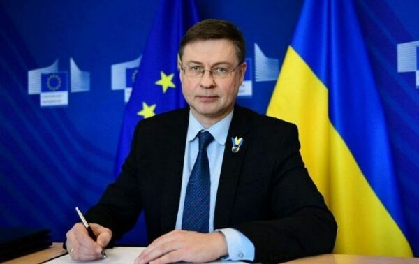 ЕС подписал меморандум о выделении 1,2 млрд евро финансовой помощи для Украины ЕС подписал меморандум о выделении 1,2 млрд евро финансовой помощи для Украины