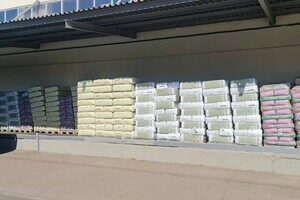 Корм для лошадей, скорые помощи и продукты: в Одессу привезли гуманитарку из Европы Корм для лошадей, скорые помощи и продукты: в Одессу привезли гуманитарку из Европы