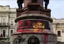 Облили краской и погнули меч: активисты снова добрались до памятника «Основателям Одессы»