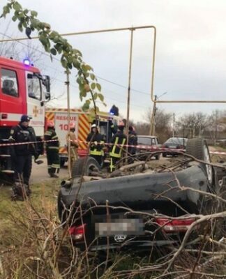 Под Одессой легковой автомобиль врезался в дерево: один человек погиб, второй – в тяжелом состоянии