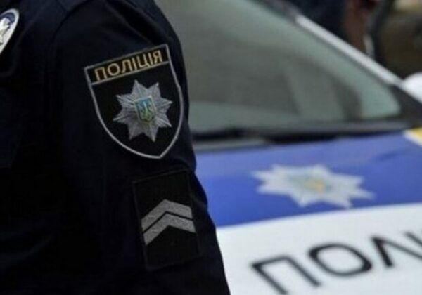 В Одессе отстранили от работы патрульного, который ударил мужчину В Одессе отстранили от работы патрульного, который ударил мужчину