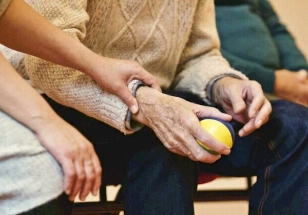 В Одессе иностранка напрашивалась в гости к пенсионерам и обваровывала их В Одессе иностранка напрашивалась в гости к пенсионерам и обваровывала их