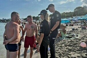 На одном из пляжей Одессы в воде обнаружили предмет похожий на мину На одном из пляжей Одессы в воде обнаружили предмет похожий на мину