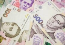 Кабмін підвищив зарплати частині українських бюджетників: кому і на скільки