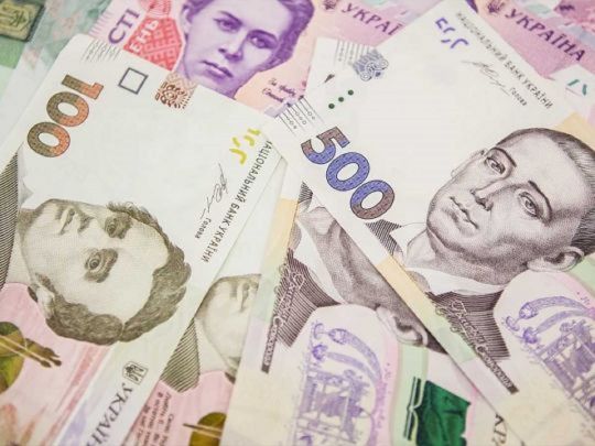 Кабмін підвищив зарплати частині українських бюджетників: кому і на скільки
