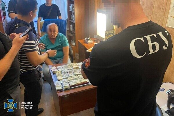 Требовали с пациентов взятки за операции: в Одессе двое врачей попались на коррупции Требовали с пациентов взятки за операции: в Одессе двое врачей попались на коррупции