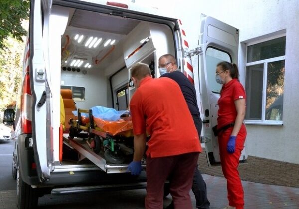 В Одессу доставили трех пострадавших от ночного обстрела В Одессу доставили трех пострадавших от ночного обстрела