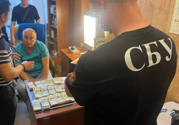 Требовали с пациентов взятки за операции: в Одессе двое врачей попались на коррупции Требовали с пациентов взятки за операции: в Одессе двое врачей попались на коррупции