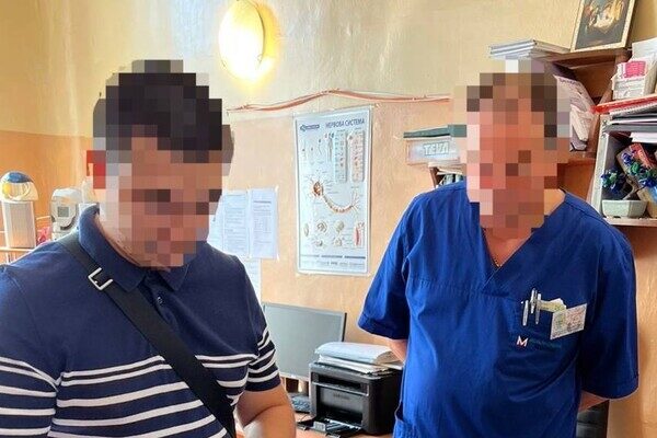 Требовали с пациентов взятки за операции: в Одессе двое врачей попались на коррупции Требовали с пациентов взятки за операции: в Одессе двое врачей попались на коррупции