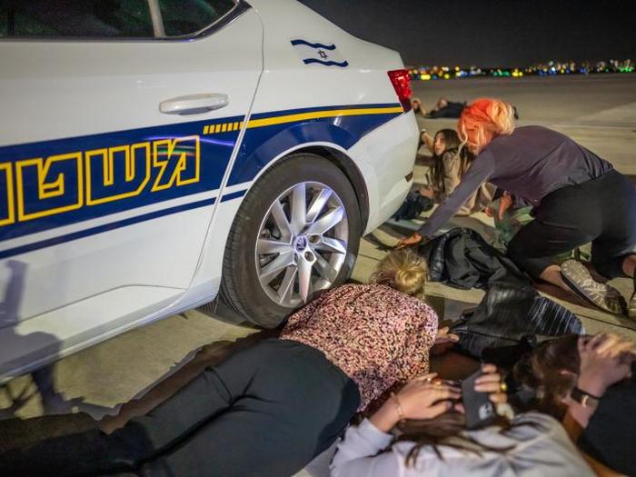 Канцлер ФРН ліг обличчям в асфальт під час обстрілу Ізраїлю ХАМАСом