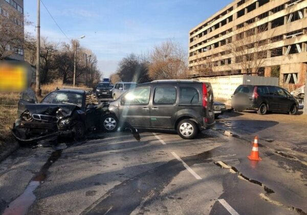 На Житомирской произошло тройное ДТП: есть пострадавшие