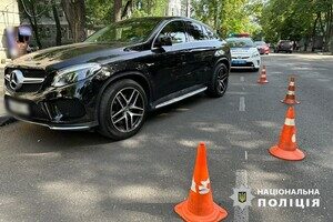 В центре Одессы легковушка на пешеходном переходе сбила женщину: что с пострадавшей В центре Одессы легковушка на пешеходном переходе сбила женщину: что с пострадавшей