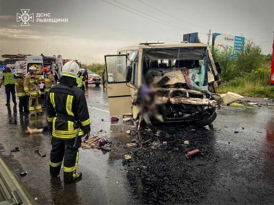 Щонайменше четверо загиблих: на&nbsp;Львівщині автоцистерна протаранила маршрутку