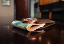 Курс валют в Украине 17 августа 2024 года: сколько стоит доллар и евро