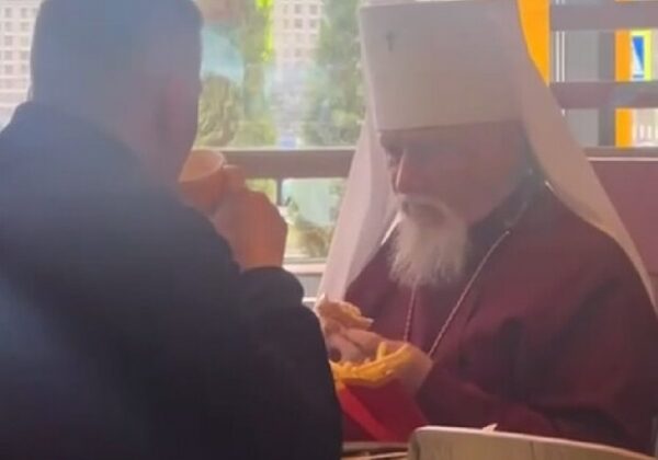 Священника во время Великого поста увидели в Киеве в... McDonald's Священника во время Великого поста увидели в Киеве в... McDonald's