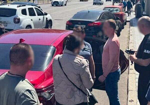 В Одессе псевдоадвокат обещал за взятку снять мужчину с военного учета В Одессе псевдоадвокат обещал за взятку снять мужчину с военного учета