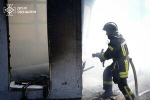 В Одессе горела СТО: получили повреждения автомобиль и здание В Одессе горела СТО: получили повреждения автомобиль и здание