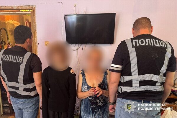 В Одессе 13-летняя девочка и ее мать уничтожили военный эвакуационный автомобиль В Одессе 13-летняя девочка и ее мать уничтожили военный эвакуационный автомобиль