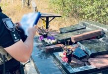 В Одессе вандал повредил более 80 памятников на кладбище: как его наказал суд