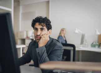Оформление иностранца на работу: как работодателю избежать штрафов от налоговой и Гоструда