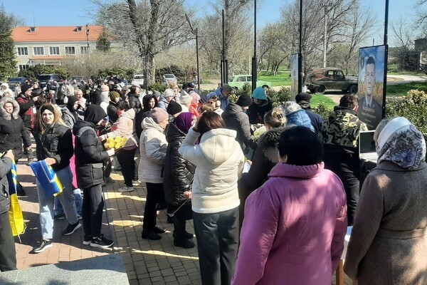 Чествование памяти защитников Украины: под Одессой открыли Аллею Героев Чествование памяти защитников Украины: под Одессой открыли Аллею Героев